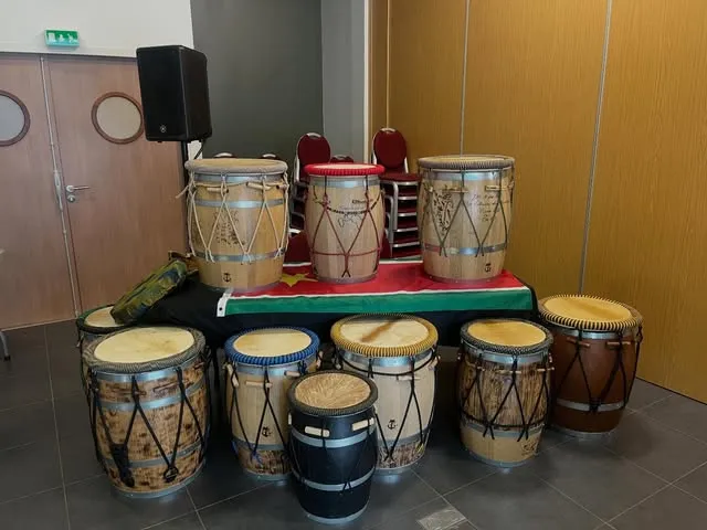 Une dizaine de ka Vybz Ka réunis, boula et makè, cordages de toutes les couleurs