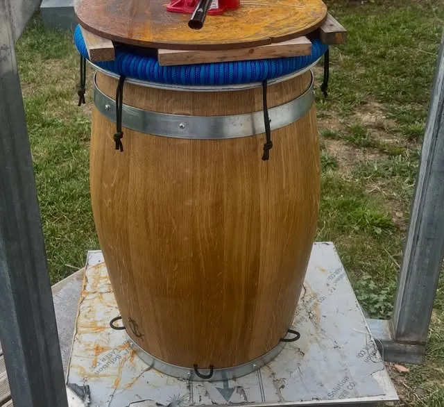 Fût de chêne cerclé en cours de fabrication à l'atelier