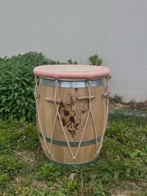Ka pyrogravé d'un hibiscus, cerclage rose